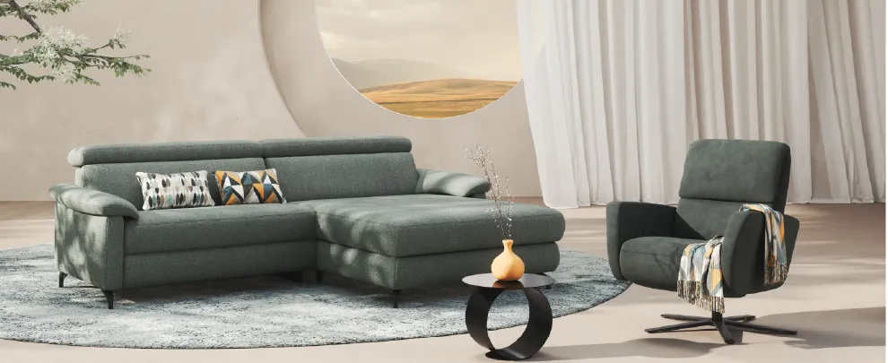 Stylischer Ledersessel in minimalistischem Wohnzimmer